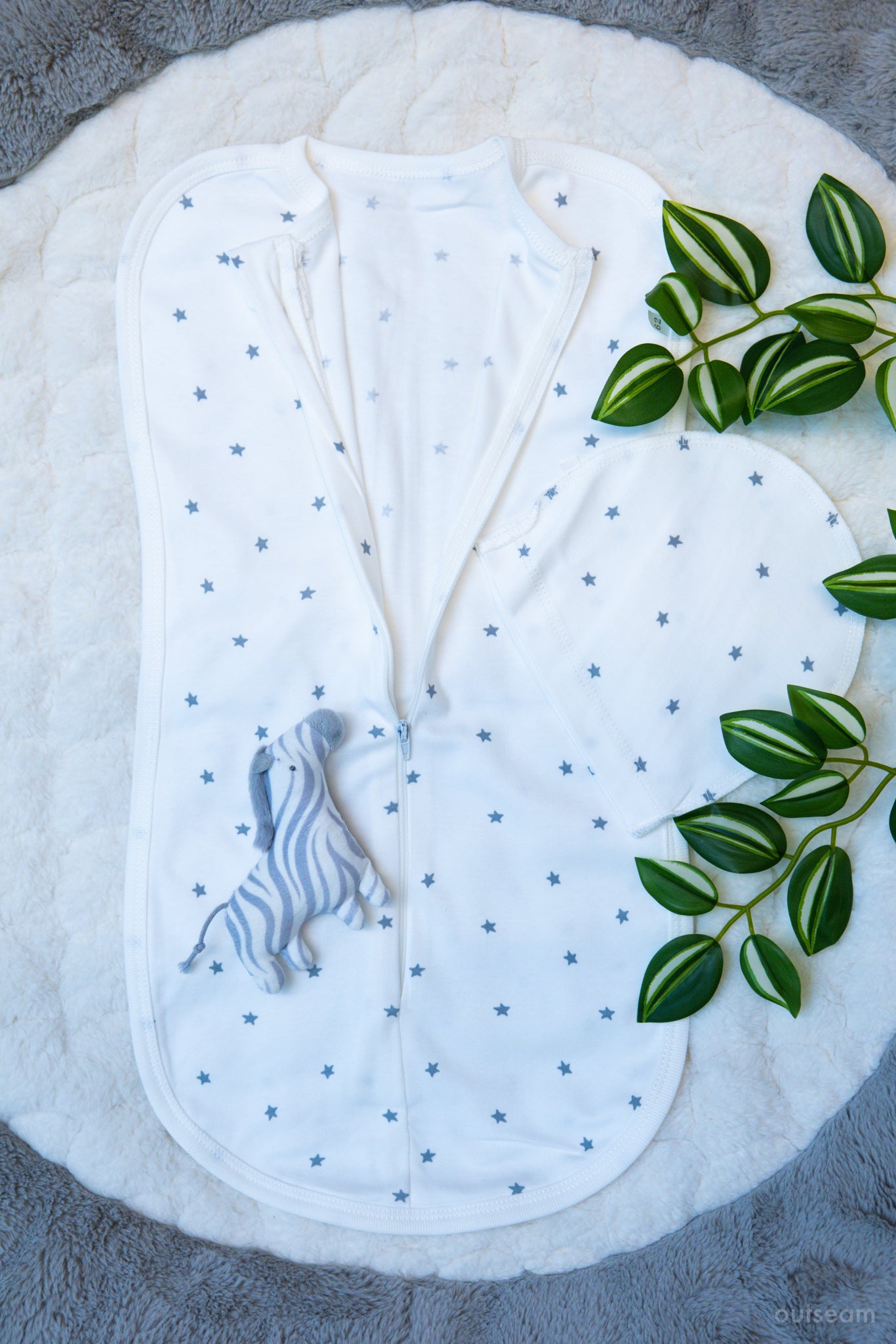 Outseam Newborn Sleep Cocoon Grey Stars — detail view 2